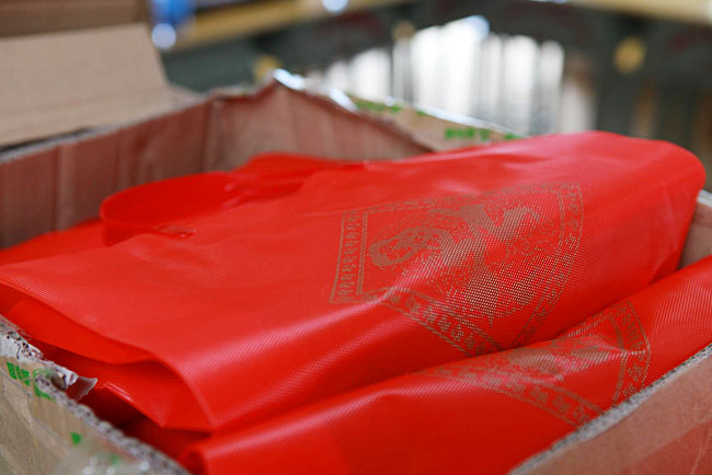 給學(xué)生準(zhǔn)備的小禮物(文具盒、筆、糖果)