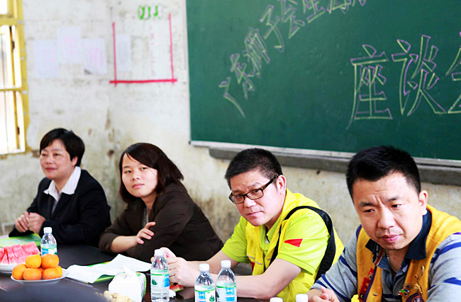 上猶團(tuán)縣委曾書(shū)記(左二)、廣東獅子會(huì)星海隊(duì)的前任隊(duì)長(zhǎng)吳志強(qiáng)獅兄、現(xiàn)任隊(duì)長(zhǎng)宋衛(wèi)星獅兄在座談會(huì)